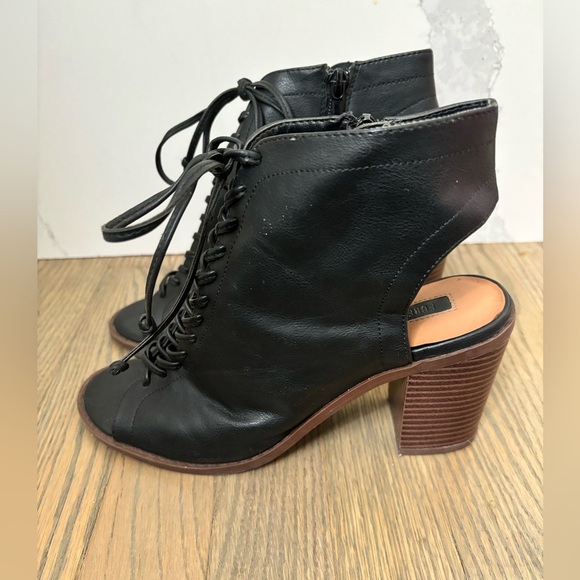 Forever 21 Black Faux leather Cutout Ankle Boots size 8 - Picture 3 of 14